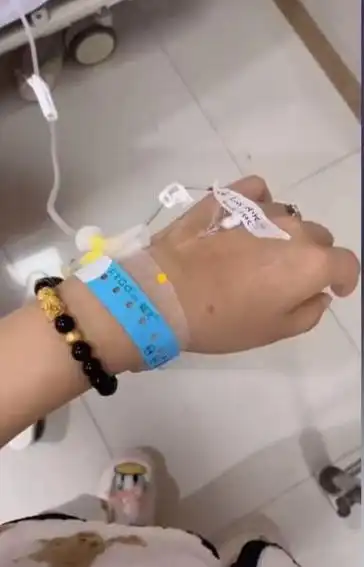 河北男子陪产,妻子输液都回血了,还巴巴地看别人家刚出生的闺女