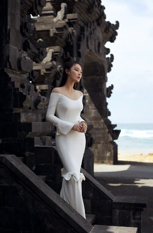 张馨予穿旗袍太秀了,风情万种女人味十足,何捷真没娶错人