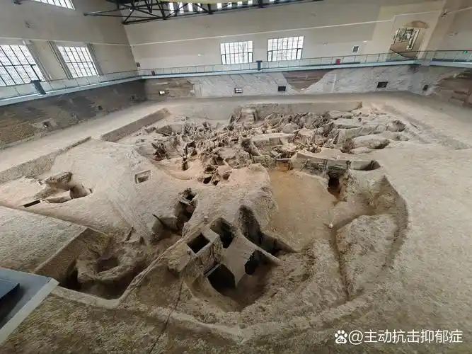 铜录山古铜矿遗址,又名铜绿山古铜矿遗址,位于湖北省大冶市金湖街道