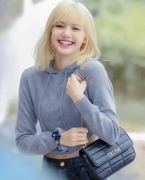 莎宝这组照片太甜啦#lisa #我的神仙爱豆 #治愈系笑容 #盛世美颜