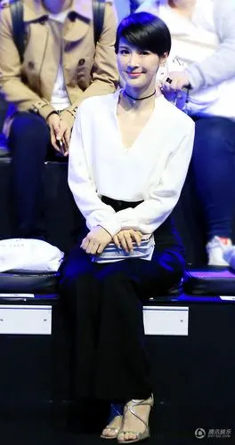组图:童蕾现身时装周 黑白搭配简约帅气