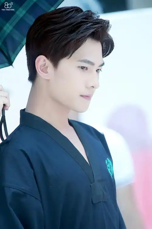 杨洋帅气侧脸照,要五张