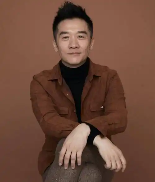 演员黄志忠:抛弃13年的原配,恋上小3岁柯蓝,坦言最对不起前妻