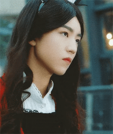 王俊凯女装造型被认成女爱豆