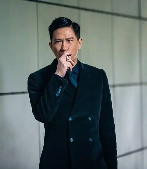 几种男人抽烟的境界:宝强境界没有十几年学不会,学发哥境界小心挨打