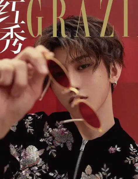 百分九最新封面少两人,林彦俊占据c位,朱正廷像王子,丞丞高冷_蔡徐坤