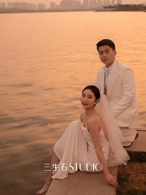 客片分享一眼心动的湖边夕阳婚纱照