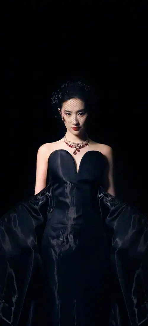 刘亦菲抹胸裙##刘亦菲时尚芭莎4月刊封面