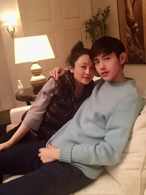 欧阳娜娜恋情曝光!"绯闻男友"还撞脸吴亦凡!网友:这对太甜了!