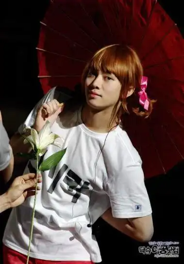 谁有演唱会上希澈打伞的照片?打着红伞那个