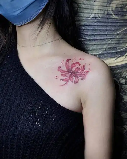 彼岸花纹身图片_肩部胸部新传统水墨纹身图案