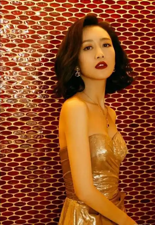 37岁王鸥穿搭真高级,完美倒三角身材实力撩人,网友:这穿搭模仿不来