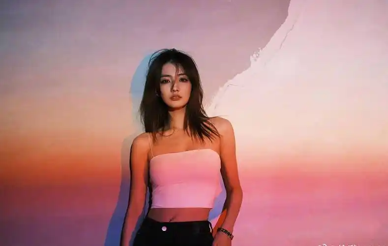 徐璐短发白色抹胸装性感写真