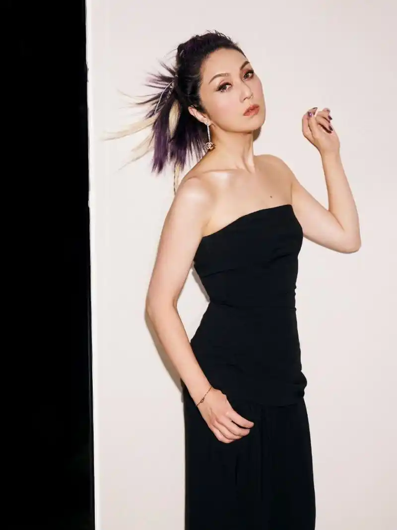 杨千嬅的身材管理# 杨千嬅这个彩色编发造型,完美的衬托了整个鹊哪