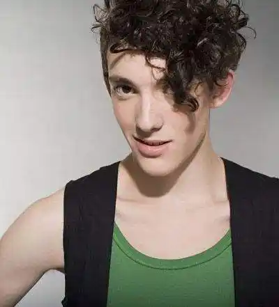 欧美男生卷发发型图片个性又出众