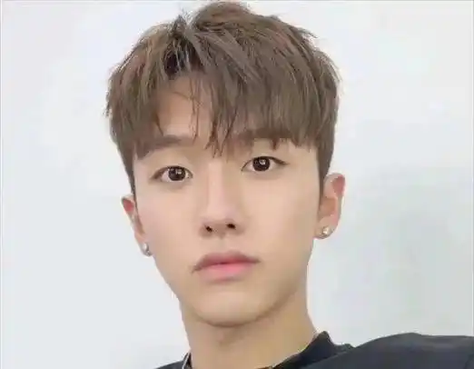 高考结束了,换一款自己喜欢的发型,烫一烫超级帅