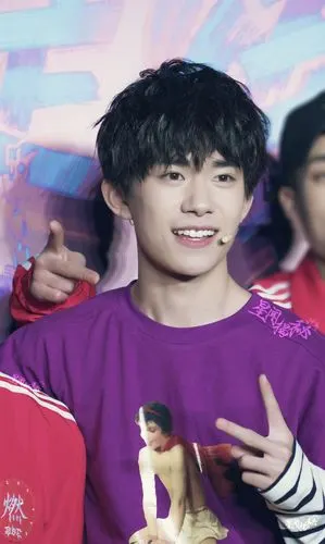 [易烊千玺][新闻]180312 千玺录制《这就是街舞》参加群访 紫色卫衣加