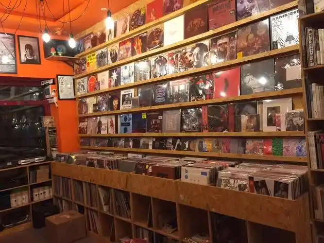 独音唱片新店营业了更大的空间更好的环境更全的音乐收藏