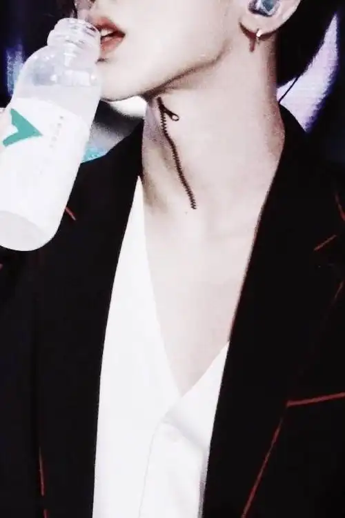 蔡徐坤喉结拉链好性感,坤式style太撩人,网友:想给他拉开!