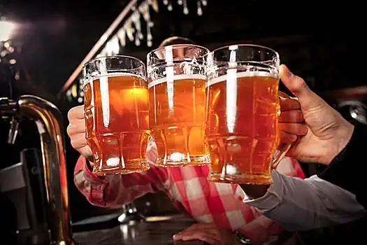 高兴,朋友,碰杯,啤酒杯,酒吧