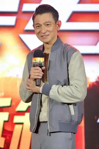 刘德华现身薇娅直播间走出六亲不认的步伐棕色皮衣不像59岁