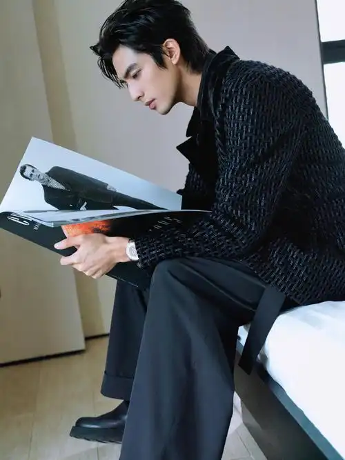 上游时尚宋威龙时尚大片展现优雅侧颜杀