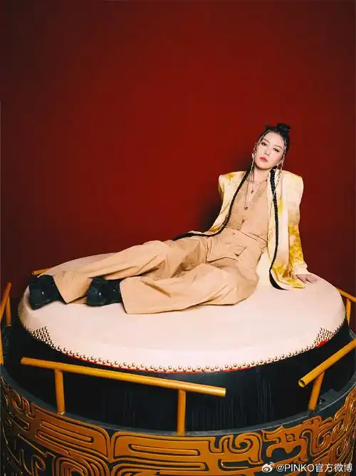 pinko星光#@谭维维身着pinko ss24西装率意亮相,独特印花绽放春日