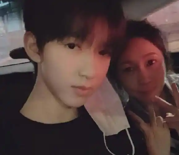 妈妈晒贺峻霖居家照,母子俩浪漫聚餐,生图比精修还好看_工作_照片