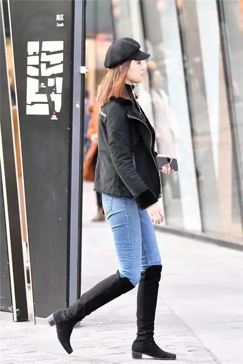 紧身牛仔裤搭配过膝靴,初冬季节的穿搭,要注意保暖|过膝靴|紧身|牛仔