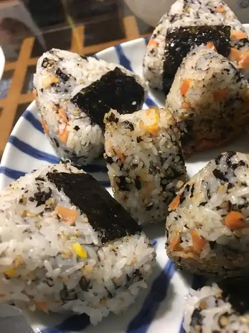 威岑岑做的肉松三角饭团