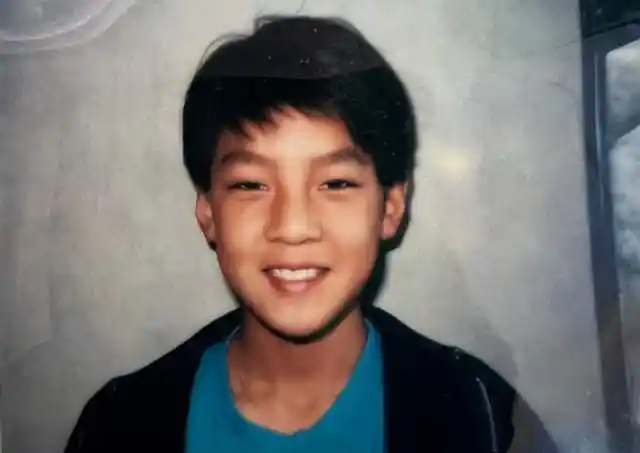 从照片中可以清楚地看到,小时候的吴彦祖跟成年后还是存在很大差别的