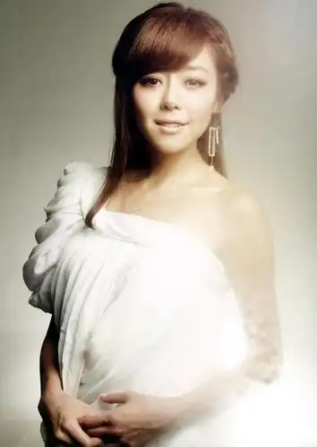 超女冠军安又琪现身县城,再次演唱名曲却无人倾听