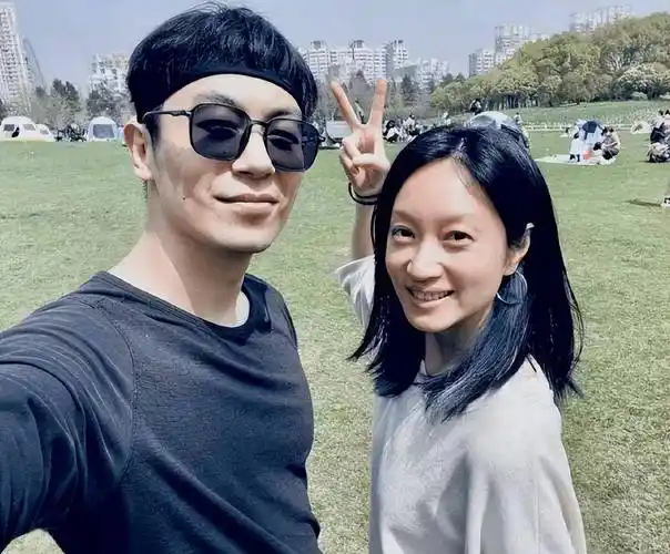 素颜皮肤白嫩,穿搭低调身材苗条_沈佳妮_孙坚_自然光