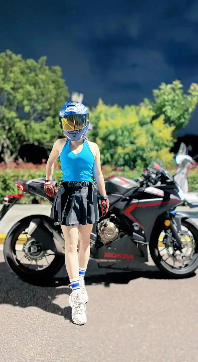 男朋友劈腿了,我只能骑车去了,幸好还剩8个没劈腿.#女骑 - 抖音