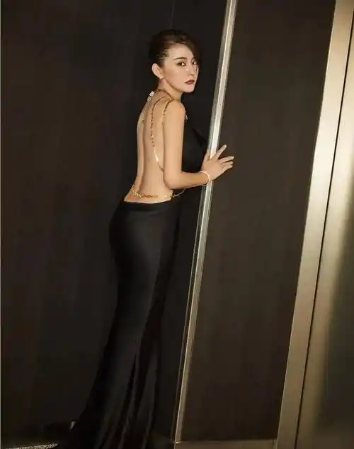 低胸装的热依扎太顶了!_领域_好身材_kg