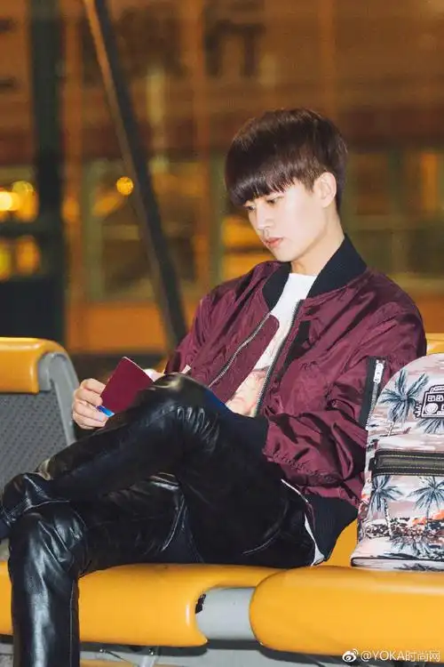 yoka向尚看#@任嘉伦allen一身休闲装出发#纽约时装周#,身穿coach x