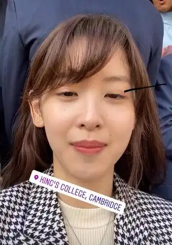 奶茶妹妹章泽天最新纯素颜,没一点脂粉,看的清楚有几个痣和斑点