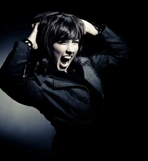 白天,正面,欧洲,欧洲人,仅一个年轻女性,仅一个女性,仅一个人,抓头