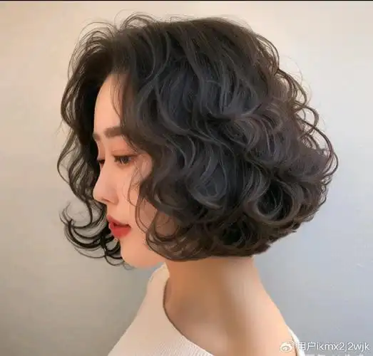 年底女发别乱整,最美还是全头烫,无论长短都适合|发型|烫发|短发_新浪