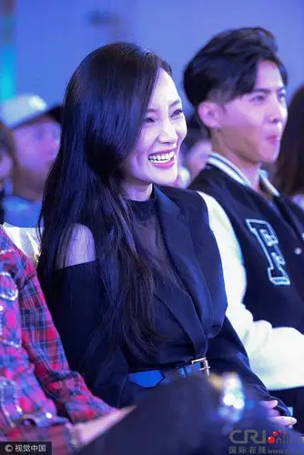 辣妈李小璐身穿西装裙秀美腿 频频大笑心情好(组图)