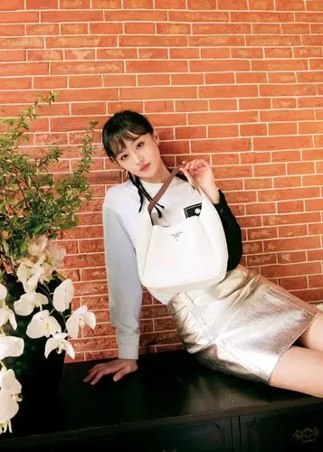 又充满了复古造型感,被一条腰带将身材黄金比例分割,塑造出郑爽的纤细