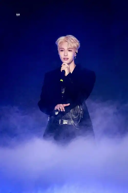 张艺兴女团正面照