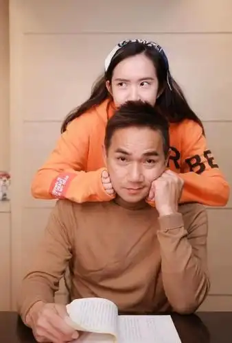 56岁骆达华近0度下水拍戏,嘴唇冻乌紫,挣钱全给老婆买珠宝?