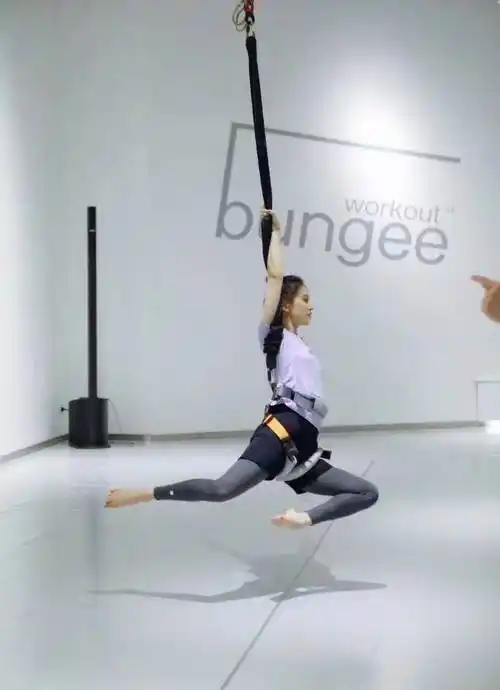 黄圣依晒健身照秀柯基臀自曝曾在水里连拍12小时吻戏