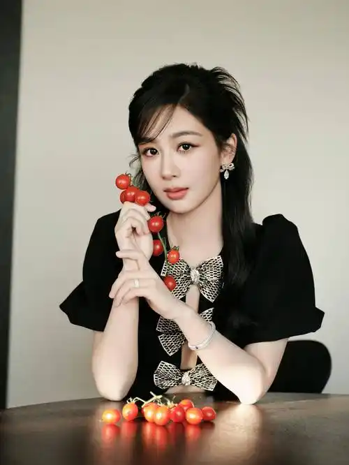 杨紫斜刘海黑框眼镜造型:俏丽可爱,灵动呆萌