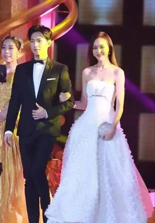 唐嫣和杨洋罕见挽手同行!