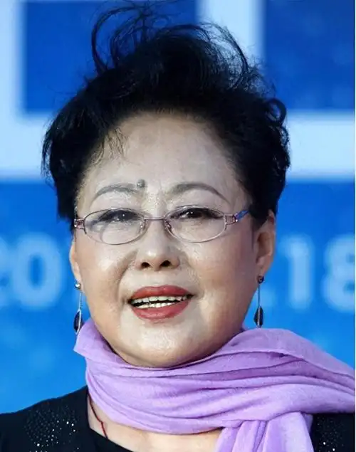 德艺双馨也改不了国籍之殇73岁斯琴高娃坐轮椅回中国捞金