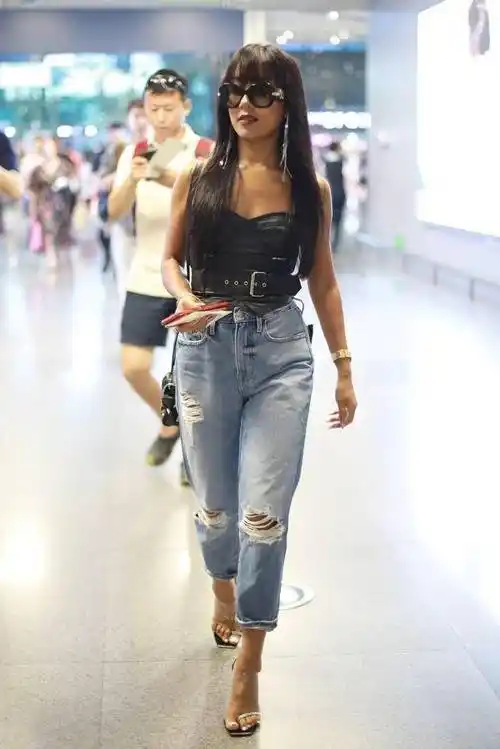 原创吉克隽逸以黑为美穿皮质抹胸配牛仔裤黑得惊艳气场开挂