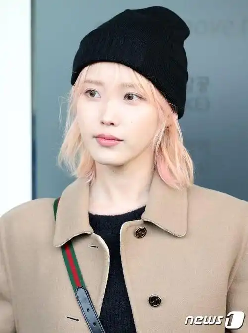 iu新造型曝光!机场照公开粉金色头发超级仙,亲口认:回归快来了