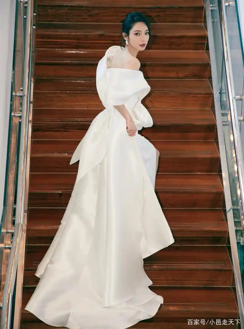 代斯白色长裙性感写真